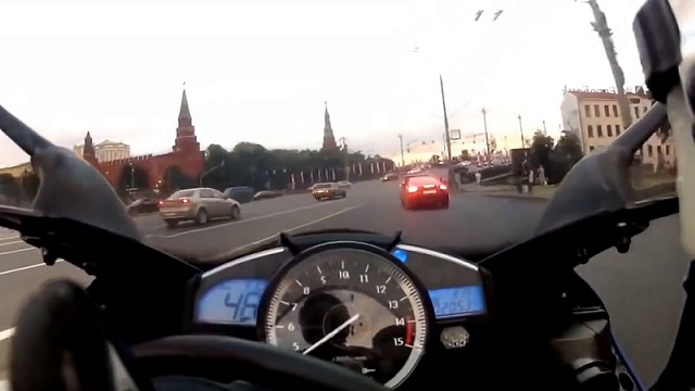 YAMAHA R1 SPEED IN THE CITY